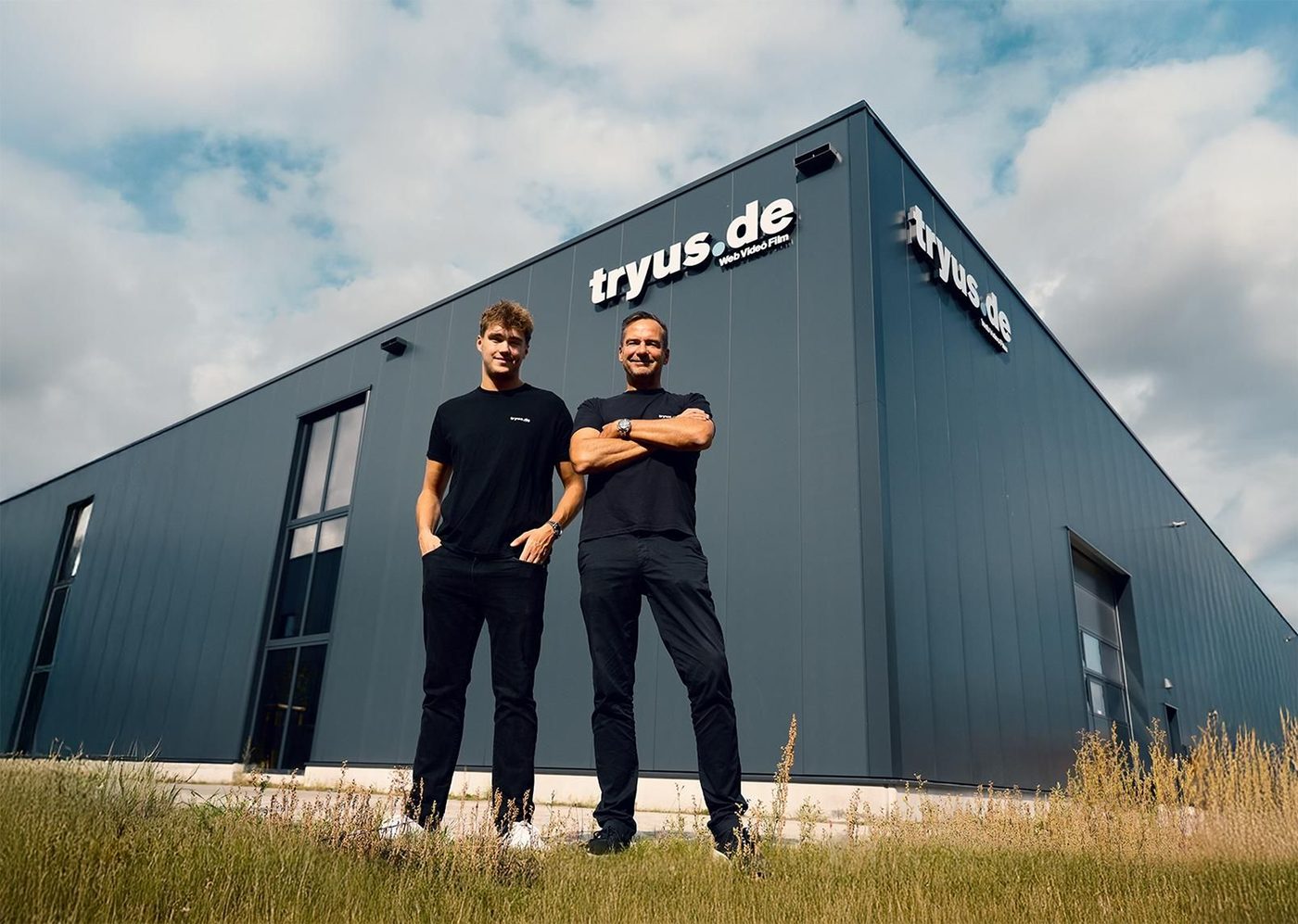 Maurice und sein Vater vor der tryus.de Halle