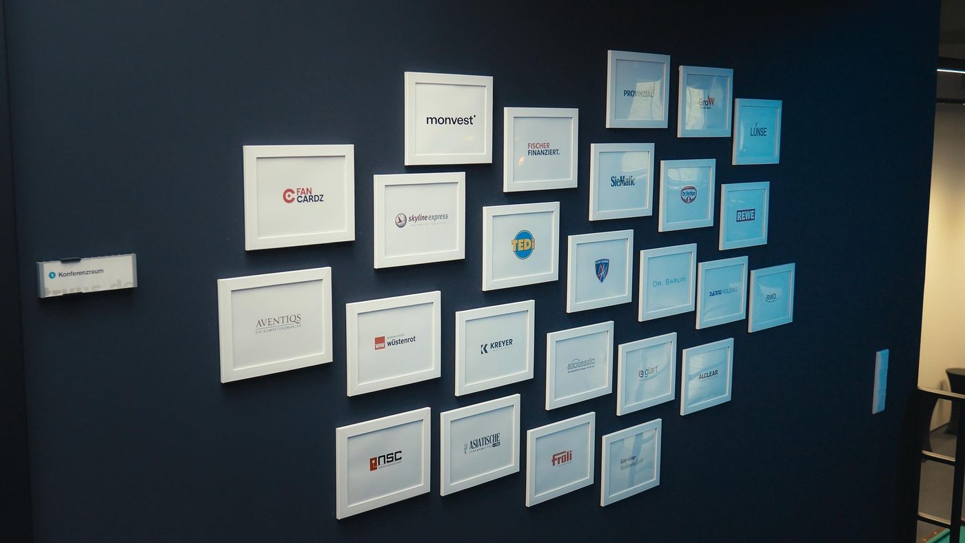 Referenzwand mit Kundenlogos